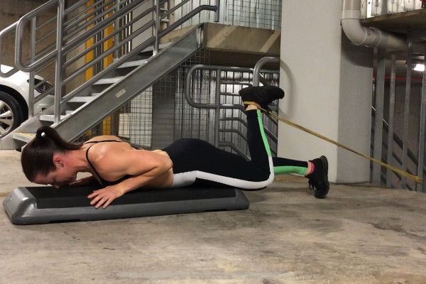 Lying Powerband Hamstring Curl