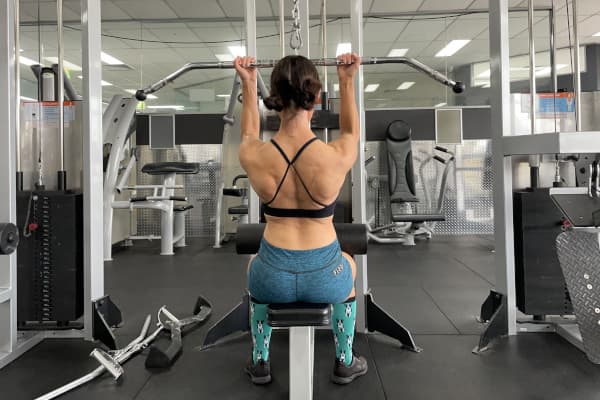 Reverse Close Grip Lat Pulldown